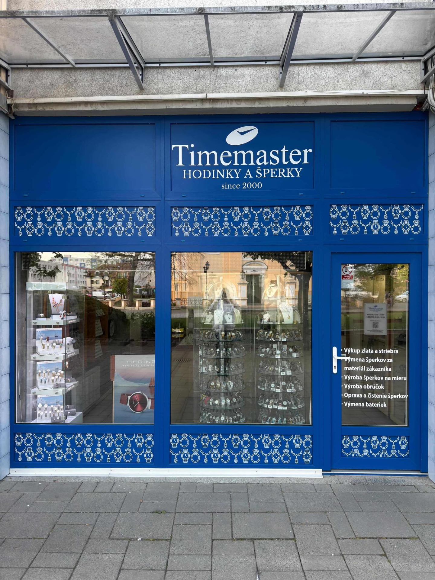 Predajňa Timemaster Hodinky a šperky, Topoľčany — modrý výklad s logom